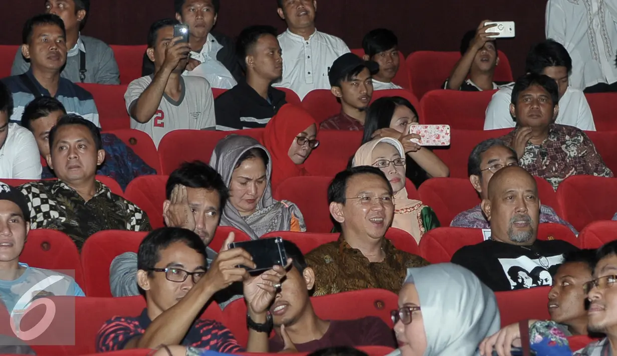 Gubernur DKI Jakarta Basuki Tjahaja Purnama berada diantara bangku penonton saat nonton film 'Warkop DKI Reborn, Jangkrik Boss! Part 1' di Djakarta Theater XXI, Jakarta, Kamis (8/9). (Liputan6.com/Yoppy Renato)