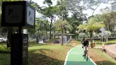 Pesepeda melintasi jalur sepeda Taman Semanggi, Jakarta, Rabu (12/10/2022). Gubernur DKI Jakarta Anies Baswedan menyatakan pembangunan fasilitas pejalan kaki dan jalur sepeda itu bertujuan untuk memberikan ruang interaksi dan oase baru bagi warga Ibu Kota dan sekitarnya. (Liputan6.com/Herman Zakharia)