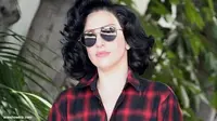 Lady Gaga Imbau Fans Hentikan Tweet Kasar ke Perez Hilton