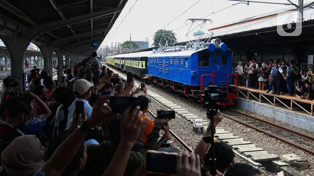 Antusiasme Warga Saksikan Parade Napak Tilas 100 Tahun Operasional KRL di Indonesia