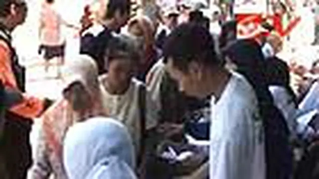 Warga Antre Sembako Gratis