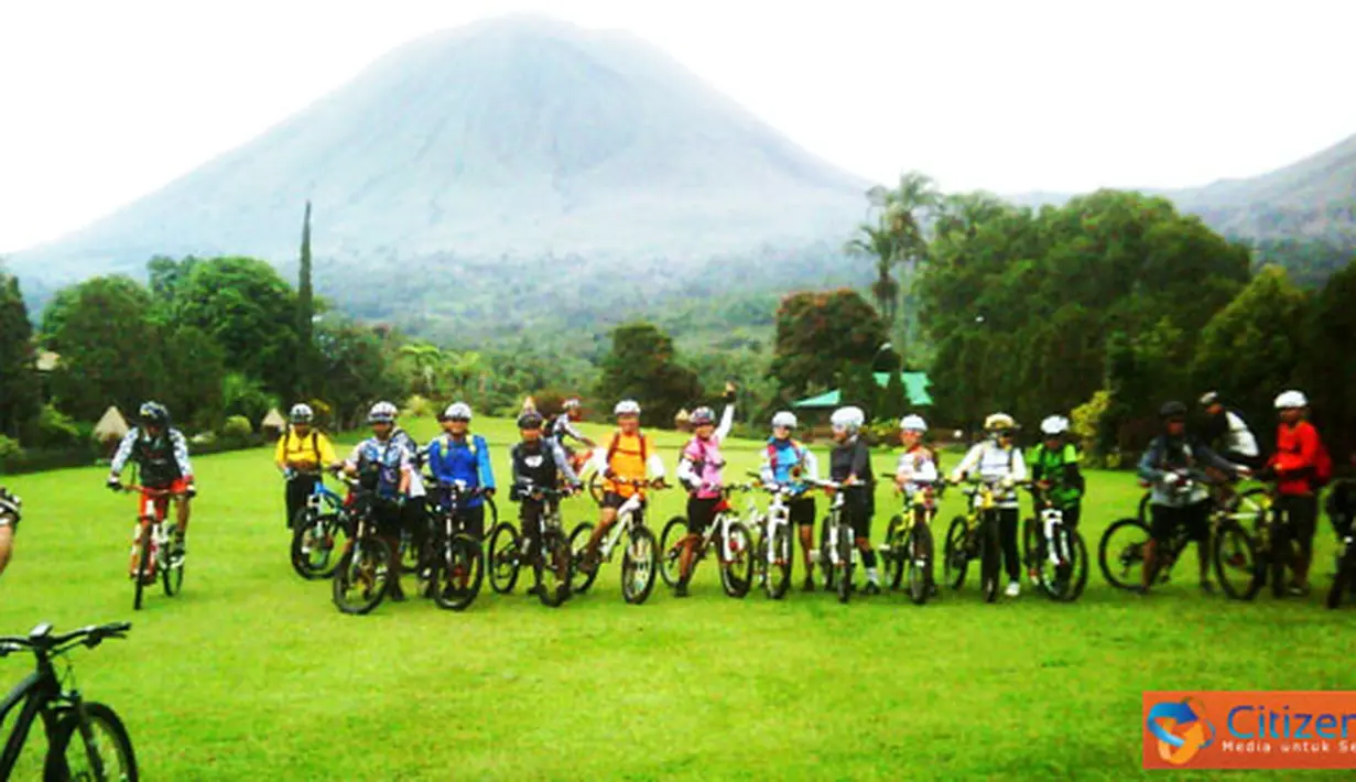 Citizen6, Manado: Di sela ancaman letusan Gunung Lokon, kegiatan wisata sepeda dan aktivitas masyarakat lainnya yang beradius sekitar empat kilometer dari Gunung Lokon tetap berjalan. (Pengirim: Dino Gobel)
