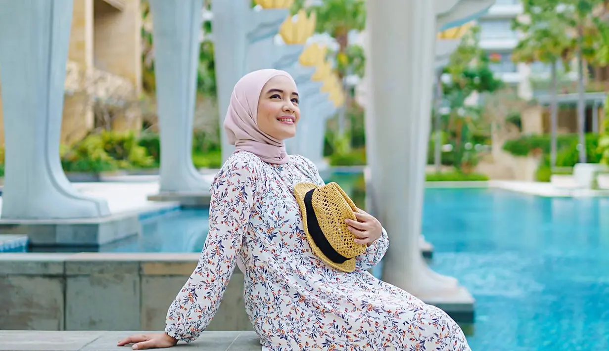 Sejak awal 2000an, nama Intan Nuraini sangat populer. Ia banyak menjadi bintang sinetron dan beradu akting dengan para aktor yang tengah naik daun. Seperti dengan Vicky Nitinegoro pada sinetron Putri Cahaya. (Liputan6.com/IG/intan_nuraini23)