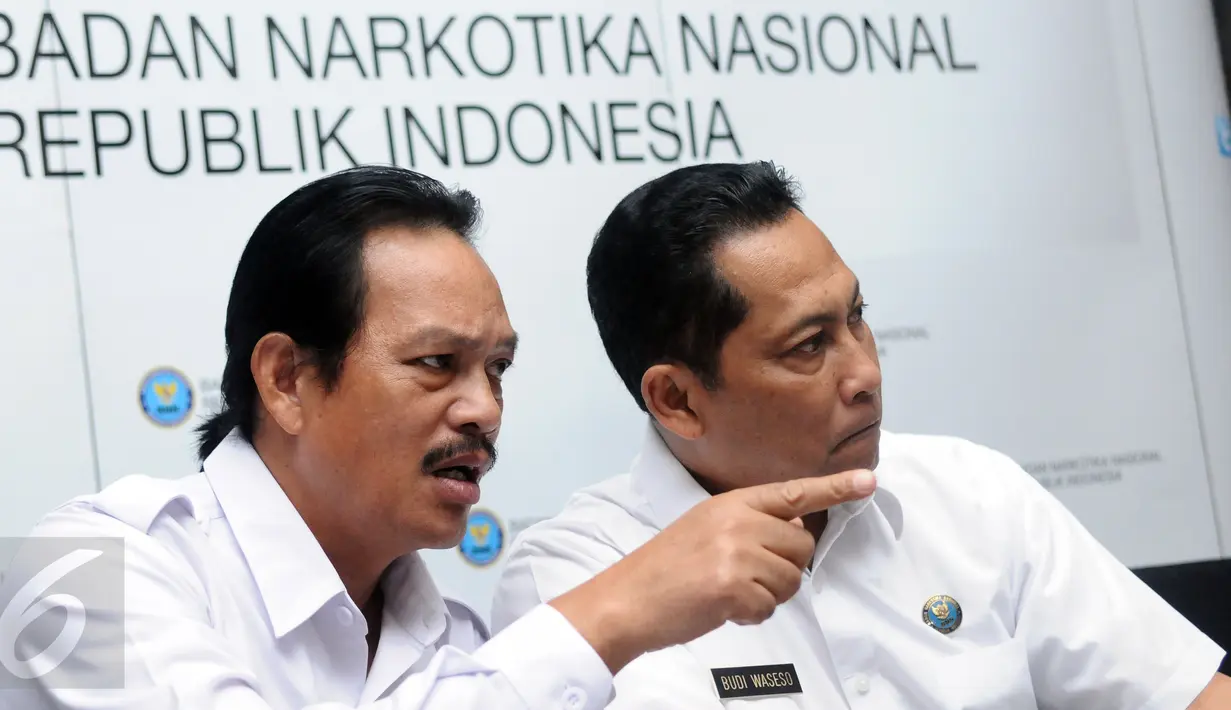 Kepala BNN, Budi Waseso (kanan) berbincang dengan Deputi Penindakan BNN, Arman Depari saat rilis pengungkapan jaringan pengedar narkotika internasional dengan barang bukti sabu 11.076 gram. (Liputan6.com/Helmi Fithriansyah)