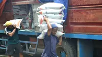 Operasi pasar dilakukan Bulog untuk menekan harga beras agar tidak terus melambung tinggi. (Foto: Liputan6.com/Muhamad Ridlo)