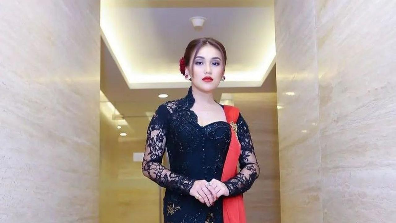 Potret Ayu Ting Ting dalam balutan busana kebaya hitam yang memukau.&nbsp;