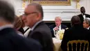 Presiden Amerika Serikat (AS), Donald Trump menggelar acara buka puasa bersama di Gedung Putih, Washington, Rabu (6/6). Dalam acara buka puasa ini, Trump menjamu lebih dari 50 tamu dari kalangan muslim di ruang makan Gedung Putih. (AP/Andrew Harnik)