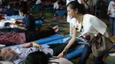Aktris cantik Dian Sastrowardoyo menyapa seorang pendonor darah dalam acara donor darah di kawasan Senayan, Jakarta, Rabu (13/4). Dalam kesempatan itu, Dian Sastrowardoyo tidak dapat mendonorkan darahnya karena HBnya rendah. (Liputan6.com/Herman Zakharia)