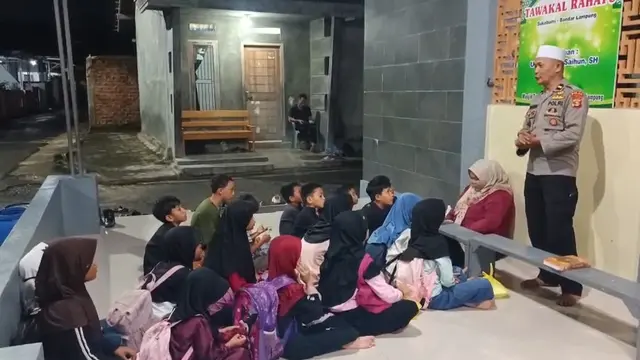 Polisi di Lampung Nyambi Mengajar Mengaji