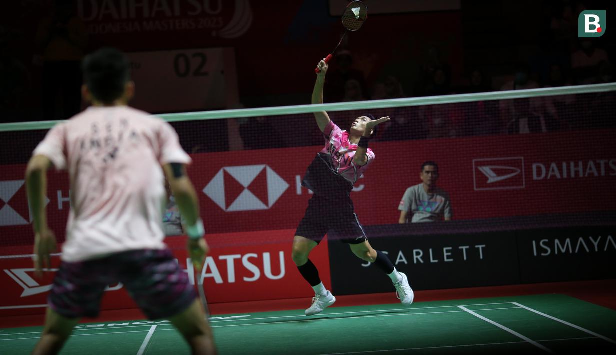 Pebulutangkis tunggal putra Indonesia, Jonatan Christie bertanding melawan pebulutangkis tunggal putra India, Lakshya Sen pada laga perempat final Indonesia Masters 2023 di Istora Senayan, Jakarta, Jumat (27/01/2023). Jojo menang dengan skor 15-21, 21-10, 21-13. (Bola.com/Bagaskara Lazuardi)