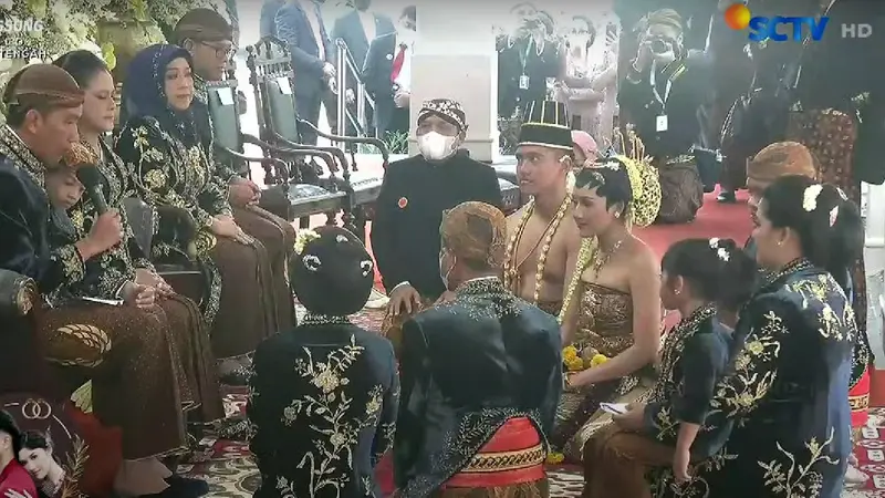 Jokowi dan Keluarga Menjalani Tumplak Punjen Kaesang Erina