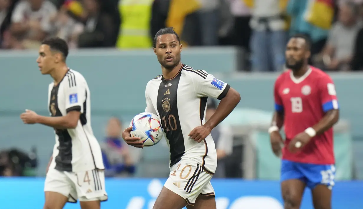 Penyerang Jerman, Serge Gnabry (tengah) merayakan setelah mencetak gol pembuka timnya ke gawang Kosta Rika selama pertandingan grup E Piala Dunia 2022 Qatar di Stadion Al Bayt di Al Khor, Qatar, Jumat (2/12/2022). Meski menang atas Kosta Rika, Jerman gagal lolos ke babak 16 besar Piala Dunia 2022.  (AP Photo/Moises Castillo)