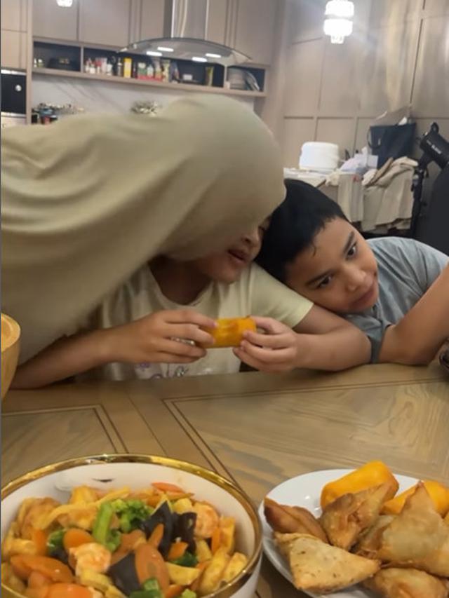 6 Potret Ramadan Pertama Keluarga Shireen Sungkar, Bagikan Momen Sahur hingga Berbuka