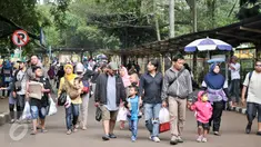 Sejumlah warga saat masuk ke dalam Taman Margasatwa Ragunan, Jakarta Selatan, Selasa (28/3). Pada libur Hari Raya Nyepi, masyarakat banyak menghabiskan waktu di sejumlah lokasi wisata salah satunya Kebun Binatang Ragunan. (Liputan6.com/Yoppy Renato)