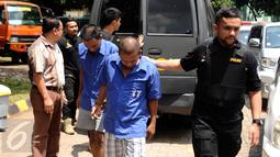 Petugas Dir IV Bareskrim Polri membawa tahanan untuk menyaksikan pemusnahan barang bukti narkoba di Insenerator RSPAD, Jakarta, Rabu (7/9). Barang bukti yang dimusnahkan 173, 318 Kg sabu dan 2.851,887 gram ganja. (Liputan6.com/Helmi Fithriansyah)