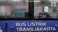 Penumpang menaiki bus listrik Transjakarta di Terminal Blok M, Jakarta, Kamis (4/11/2021). Layanan uji coba bus listrik Transjakarta berpelanggan rute Blok M-Balai Kota beroperasi lebih awal mulai pukul 05.00-21.30 WIB. (merdeka.com/Iqbal S. Nugroho)