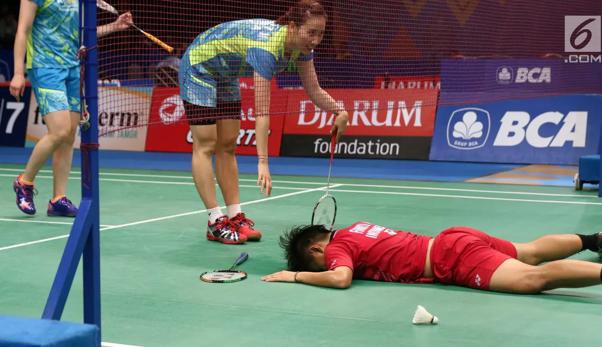 Ganda Putri Indonesia, Apriyani Rahayu terjatuh saat melawan Chang Ye Na/Lee So Hee (Korsel) di Babak Kedua Indonesia Open 2017, Jakarta, Kamis (15/6). Greysia/Apriyani kalah 18-21, 14-21. (Liputan6.com/Helmi Fithriansyah)