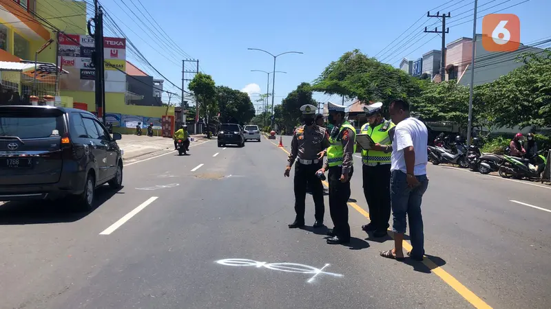 Satlantas Polresta Banyuwangi olah TKP kecelakaan  di Jalan S Parman Banyuwangi  yang mengakibatkan polisi tewas. (Hermawan Arifianto/Liputan6.com).