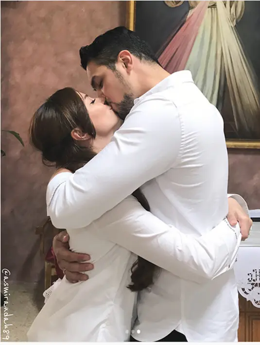 Pasangan yang belum dikaruniai anak itu kembali mengucap janji pernikahan seperti yang pernah dilakukan keduanya pada tahun 2013 silam. Acara sakral di lakukan di Wedding Church at Cana, sebuah Gereja di Israel. (Instagram/asmirandah89)