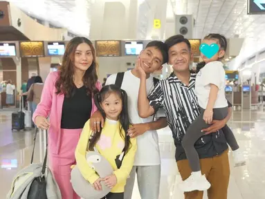 Inilah potret Ruben dan Sarwendah terlihat kompak mendamping anak-anak. Setelah sekian lama tak tampil bareng, kebersamaan ini membuat lega netizen. (Liputan6.com/IG/@sarwendah29)