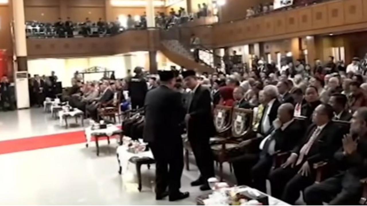 VIDEO: Momen Wakil Ketua DPR 'Walk Out' Pelantikan Rektor UPI Pakai Bahasa Inggris "Langgar UU!"