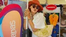 Tak ketinggalan, Luna Maya juga kenakan bucket hat lebar dan tas rajut Loewe seharga Rp15 jutaan [@lunamaya]