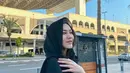 Selaras dengan rencana umroh, Aaliyah Massaid makin ramai diisukan bakal segera menikah dengan Thariq Halilintar. Bahkan beberapa kali Aaliyah dan Thariq menjalani sesi pemotretan yang diduga prewedding. (Liputan6.com/IG/@aaliyahmassaid)