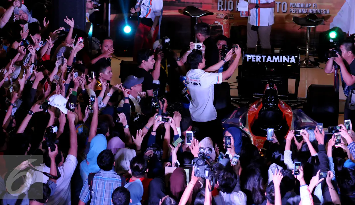 Rio Haryanto berselfie bersama ratusan penggemarnya saat Meet and Great di Mall Kota Kasablanka, Jakarta, Kamis (7/4/2016). Rio, pembalap Indonesia pertama yang turun di ajang balap Formula 1. (Liputan6.com/Helmi Fithriansyah)