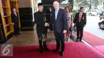 Mendikbud Anies Baswedan menerima PM Selandia Baru John Phillip Key di Kementerian Pendidikan dan Kebudayaan, Jakarta, Senin (18/7). Kunjungan tersebut dalam rangka peluncuran  kerjasama pendidikan anak usia dini. (Liputan6.com/Faizal Fanani)