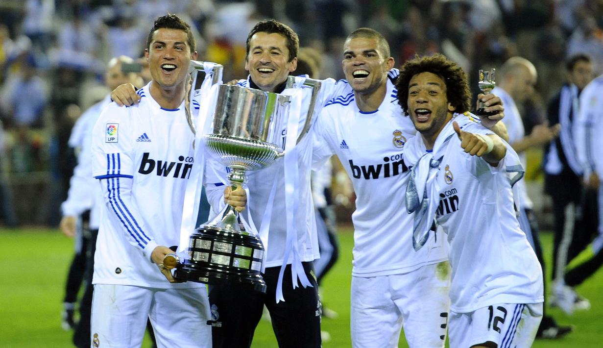Real Madrid. Jose Mourinho mulai menangani Real Madrid pada awal musim 2010/2011 usai meninggalkan Inter Milan. Selama 3 musim membesut Los Blancos, ia langsung memberi gelar juara Copa del Rey pada musim debutnya di 2010/2011. Gelar tersebut berjarak 22 tahun dengan gelar terakhir Copa del Rey yang direbut Real Madrid pada musim 1988/1989. Pada musim 2011/2012 ia mampu menambah koleksi gelarnya bersama Real Madrid dengan menjuarai La Liga dan Supercopa Spanyol. (AFP/Pierre-Philippe Marcou)