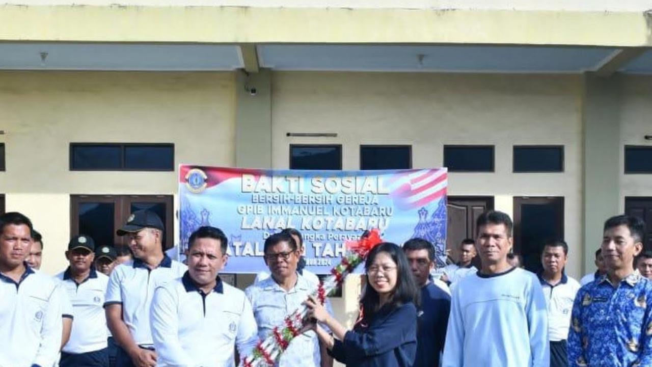 Prajurit TNI AL Bantu Bersih-bersih Gereja Jelang Perayaan Natal