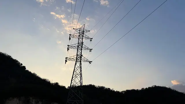 PLN sukses melakukan pemberian tegangan pertama atau energize Saluran Udara Tegangan Tinggi (SUTT) 70 kV yang menghubungkan Pembangkit Listrik Tenaga Mesin Gas (PLTMG) Flores dengan Gardu Induk (GI) 70 kV Labuan Bajo.