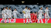 Para pemain Real Madrid tampak lesu usai gagal menaklukkan Sevilla pada laga Liga Spanyol di Stadion Alfredo di Stefano, Minggu (10/5/2021). Kedua tim bermain imbang 2-2. (AP/Manu Fernandez)