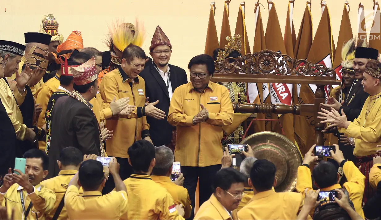Ketua Umum Partai Hanura Oesman Sapta Odang (OSO) saat akan memukul gong dalam pembukaan Rakernas Partai Hanura di Pekanbaru, Riau, Selasa (8/5). Rakernas ini juga dihadiri ribuan kader Partai Hanura. (Liputan6.com/Herman Zakharia)
