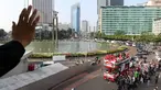 Tontowi Ahmad, Liliyana Natsir, Eko Yuli dan Sri Wahyuni mengikuti parade dengan bus Bandros melewati Bundaran Hotel Indonesia menuju Istana Negara, Rabu (24/8/2016). (Bola.com/Nicklas Hanoatubun)