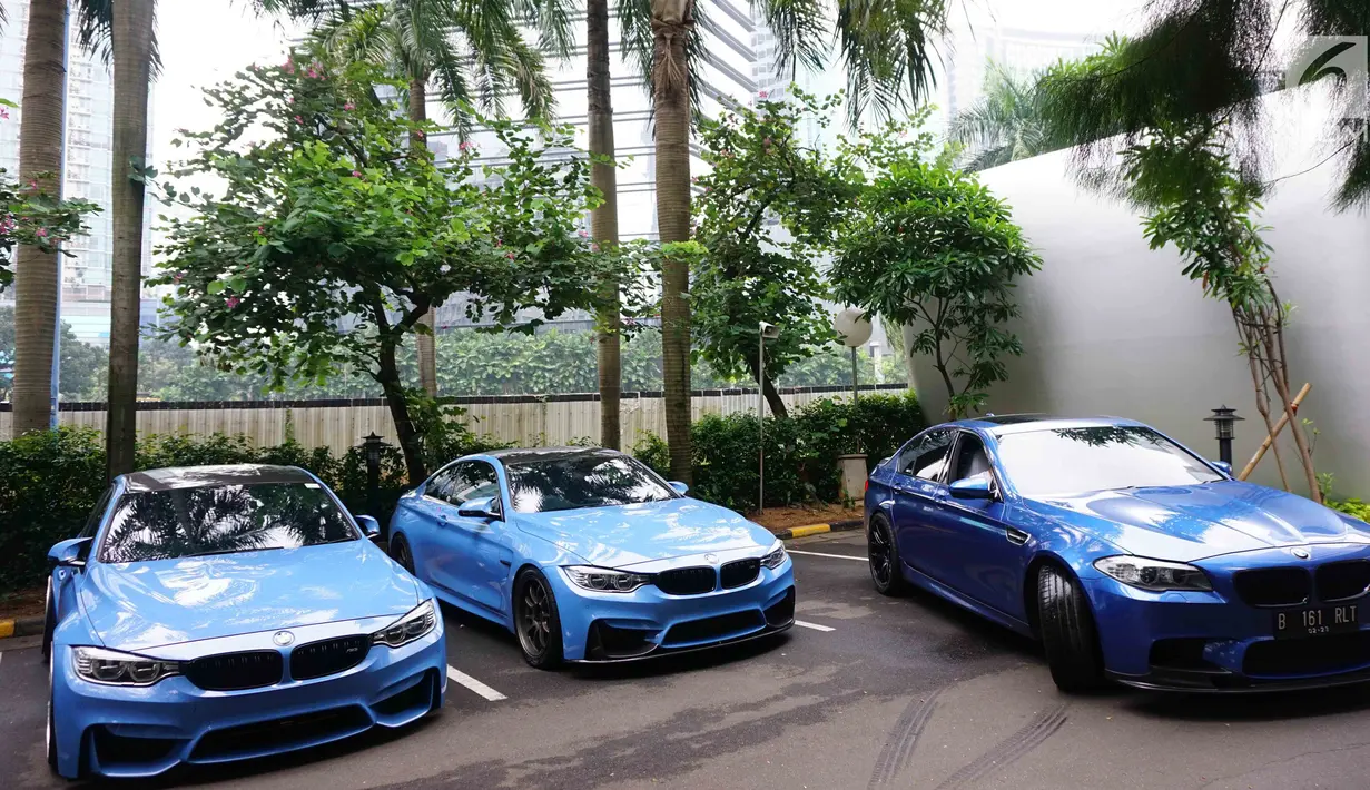 Sejumlah mobil BMW F Series berkumpul dalam acara 4th Komunitas BMW F Series di Jakarta, Sabtu (24/3). Komunitas F Series merupakan kumpulan para penggemar kendaran BMW dengan kode sasis 'F'. (Liputan6.com/Pool/Bio)