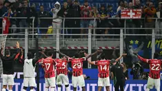 Para pemain AC Milan menyapa para penggemar usai memenangi laga Serie A Italia melawan Inter Milan di stadion Giuseppe Meazza, Milan, pada Minggu 22 September 2024 atau Senin (23/9/2024) dini hari WIB. (Gabriel BOUYS/AFP)