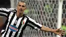 2. Zlatan Ibrahimovic - Bomber asal Swedia ini sempat memperkuat Juventus pada tahun 2004 hingga 2006. Pemain yang kini membela MU tersebut hijrah ke Barcelona pada tahun 2009 setelah dilepas oleh Inter Milan. (AFP/Paco Serinelli)