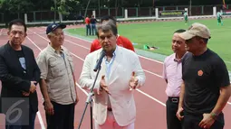 Mantan Presiden klub sepak bola Barcelona, Joan Laporta memberi sambutan dalam konfrensi pers di Lapangan Atang Sutrisna, Cijantung, Jakarta, Minggu (2/4). Joan Laporta hadir dalam sela-sela latihan PS TNI. (Liputan6.com/Helmi Afandi)