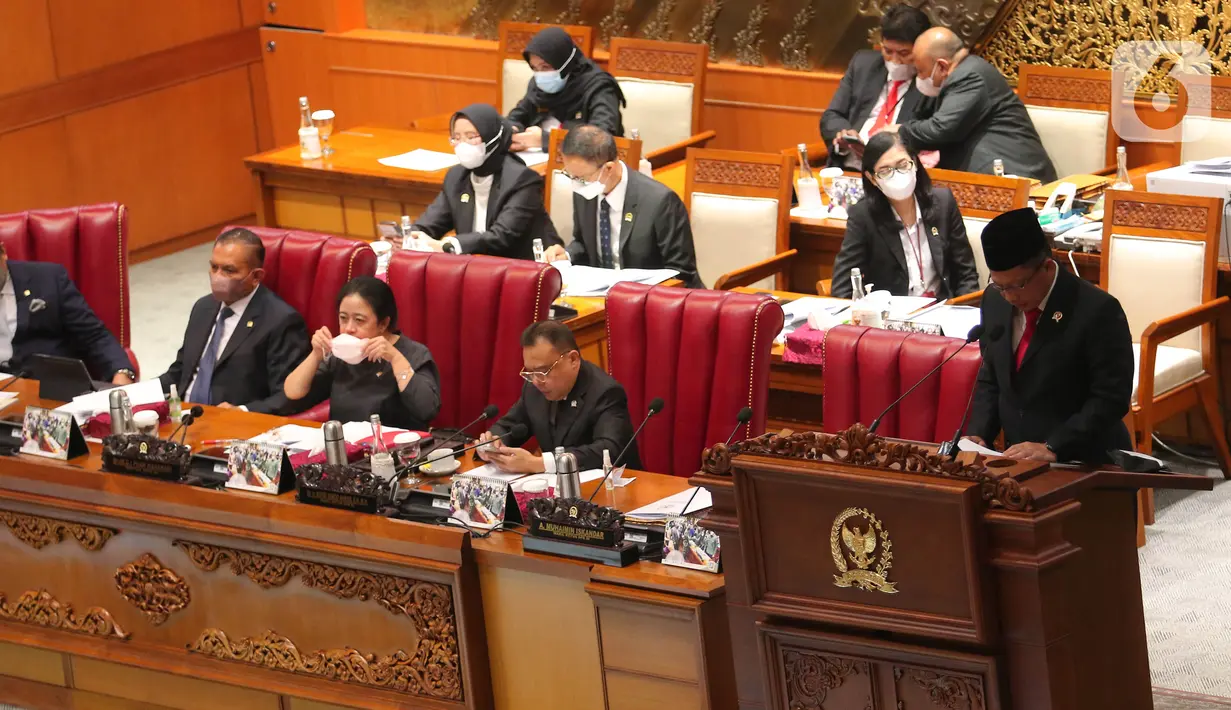 Menteri Dalam Negeri Tito Karnavian menyampaikan laporan saat rapat paripurna ke-26 masa persidangan V tahun 2021-2022 di Kompleks Parlemen, Senayan, Jakarta, Kamis, (30/6/2022). DPR secara resmi mengesahkan tiga Rancangan Undang-Undang (RUU) tentang Daerah Otonomi Baru (DOB) menjadi UU, terkait pemekaran wilayah di Provinsi Papua. (Liputan6.com/Angga Yuniar)
