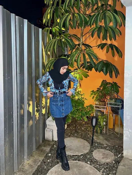 Seperti potret ini, Chacha memadukan long sleeve top dengan denim skirt, long pants, dan sepatu boots.  [Instagram/osnapitzcha].