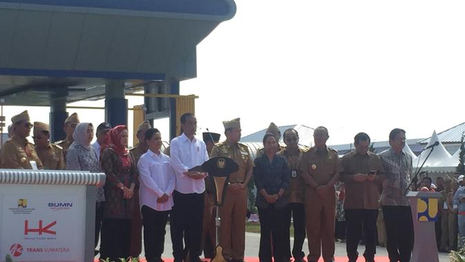 Presiden Joko Widodo atau Jokowi meresmikan jalan Tol Trans Sumatera ruas Bakauheni-Terbanggi Tinggi.