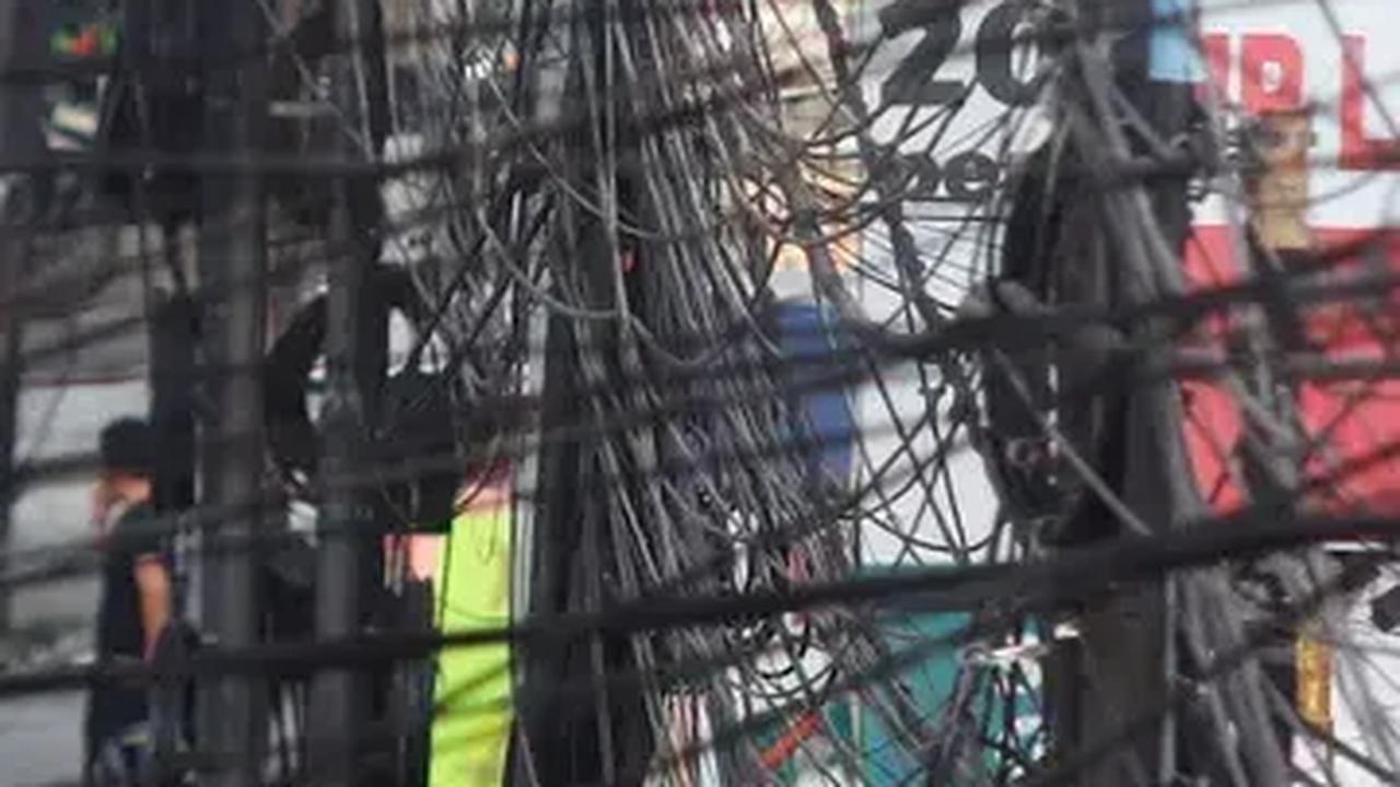 Bahaya Betul, Kabel Semrawut di Jalan Pakubowono Jaksel Terbakar