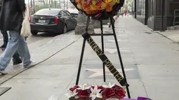 pada bintang Sidney Poitier di Hollywood Walk of Fame di Hollywood, California, Jumat (7/1/2022). Poitier, bintang film kulit hitam pertama Hollywood dan pria kulit hitam pertama yang memenangkan aktor terbaik Oscar, meninggal pada usia 94 tahun. (VALERIE MACON/AFP)