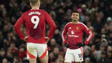 Ekspresi kecewa pemain Manchester United, Casemiro setelah timnya kebobolan dari Newcastle pada laga lanjutan Liga Inggris 2024/2025 yang berlangsung di Old Trafford, Manchester, Inggris, Selasa (31/12/2024) WIB. (AP Photo/Dave Thompson)