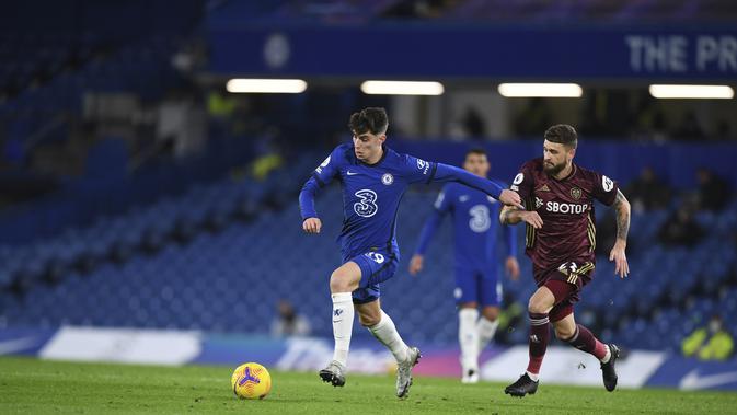 Gelandang Chelsea, Kai Havertz membawa bola saat bertanding mleawan Leeds United pada pertandingan lanjutan Liga Inggris di Stamford Bridge di London, Inggris, Minggu (6/12/2020). Chelsea menang 3-1 atas Leeds United. (Daniel Leal-Olivas/Pool via AP)