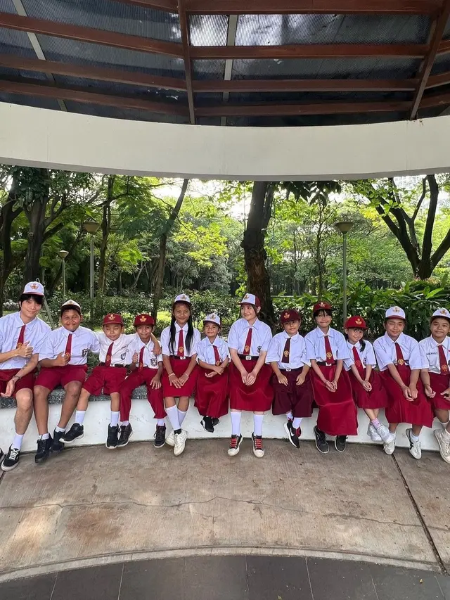 Prilly Latuconsina tampil gemas dengan seragam SD