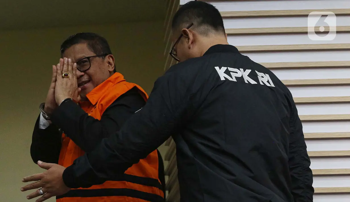 Sekretaris Jenderal Partai Demokrasi Indonesia Perjuangan (PDIP), Hasto Kristiyanto mengenakan rompi orange atau rompi tahanan usai menjalani pemeriksaan di Gedung Merah Putih Komisi Pemberantasan Korupsi, Jakarta, Kamis (20/2/2025). (Liputan6.com/Angga Yuniar)