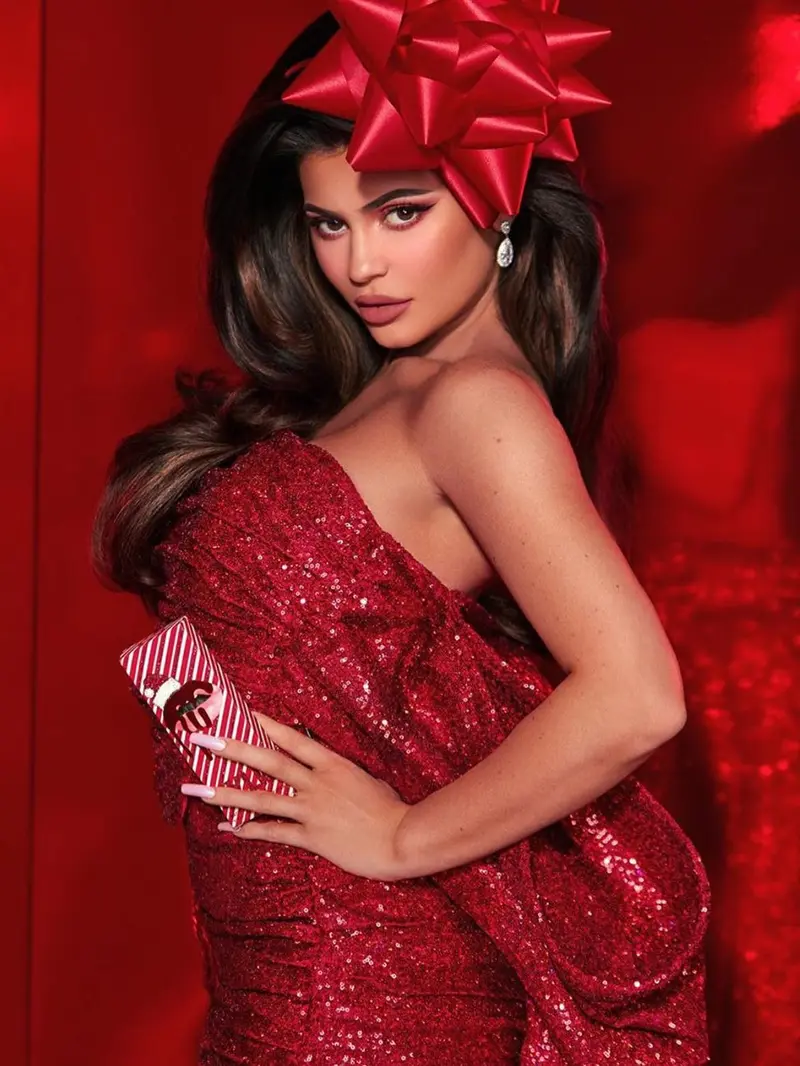 Kylie Jenner Meriahkan Natal dengan Koleksi Makeup dari Santa