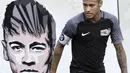 Neymar saat melintasi mural gambar dirinya pada laga sepak bola mini yang merupakan bagian dari  Neymar Junior Institute project di  Praia Grande, Sao Paulo, Brasil, (9/7/2016). (AFP/Miguel Schincariol)